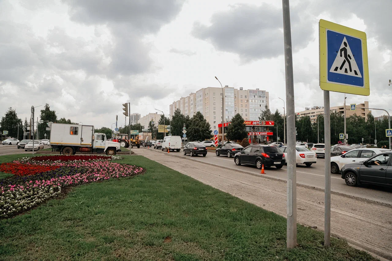 Фото: ремонт дороги затруднил движение на главной транспортной артерии Челнов