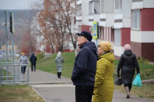 Третий день после трагедии в 48/20: людей пустили в разрушенный подъезд. Фото 