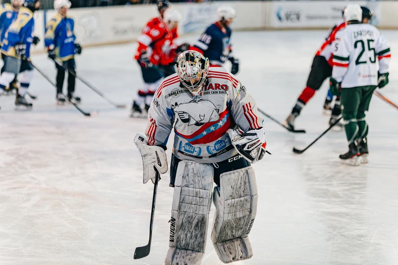 Фото: Данис Зарипов сыграл в дворовый хоккей с челнинскими детьми Фото: Данис Зарипов сыграл в дворовый хоккей с челнинскими детьми