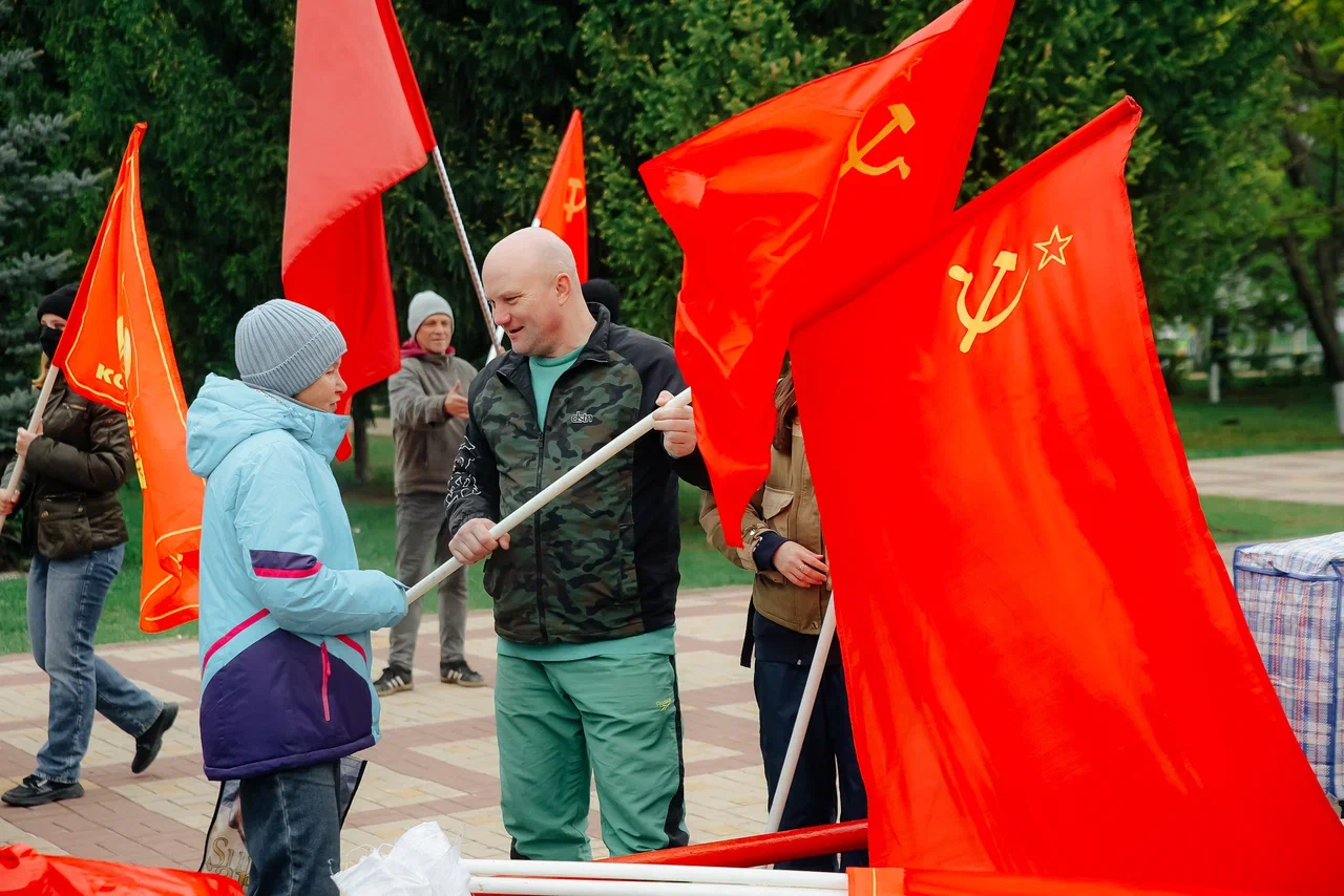 Гурьева вывела коммунистов в парк Победы на первомайский митинг (фото)