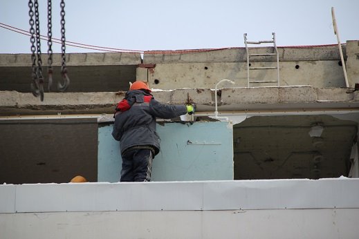 Строителям грозят проблемами за срыв сроков восстановления дома 48/20 (фото)
