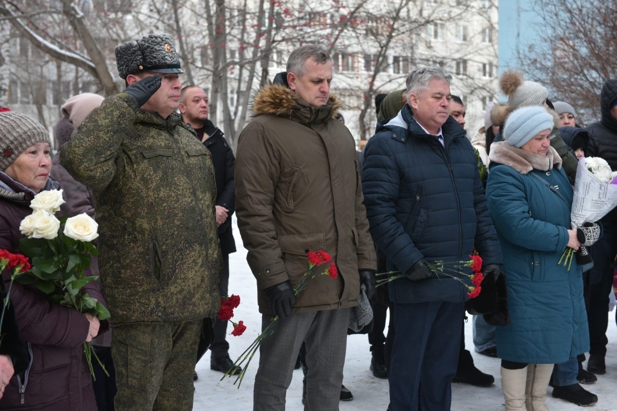 В Челнах установили мемориальную доску в честь военного, погибшего на  Украине 10.12.2022