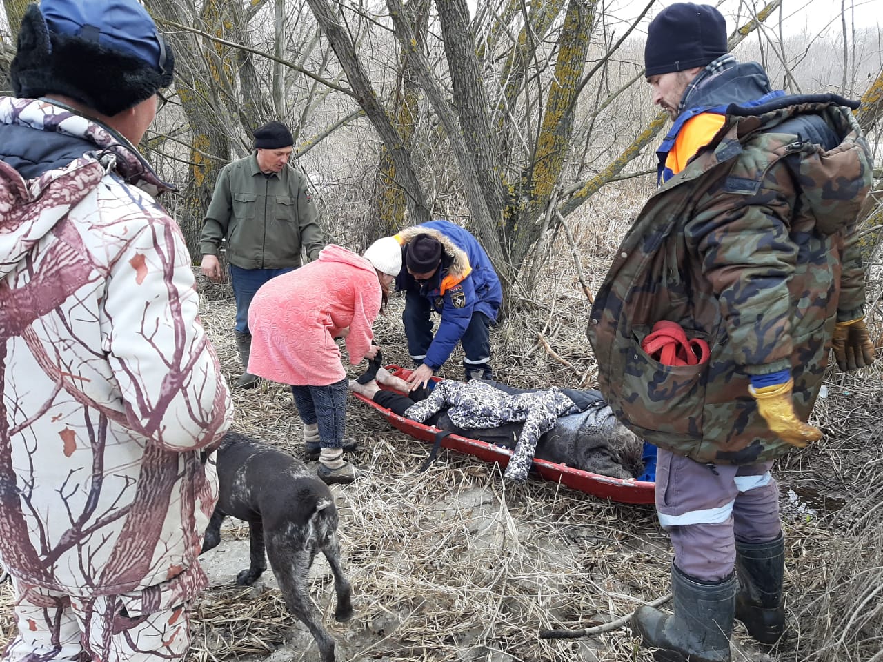 Спасатели нашли в овраге женщину, ушедшую из дома в халате, носках и одеяле  03.04.2020