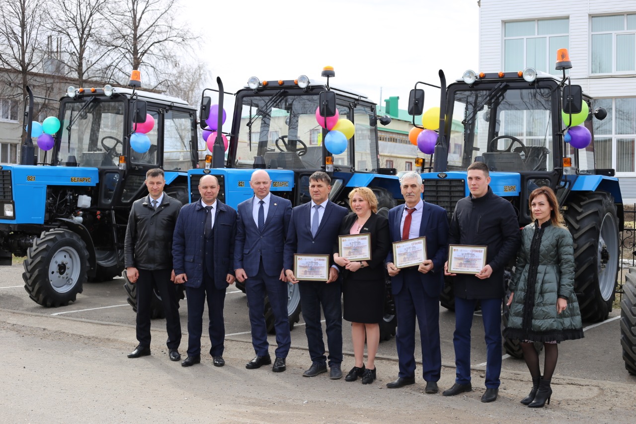 Камаев вручил главам поселений ключи от новых тракторов
