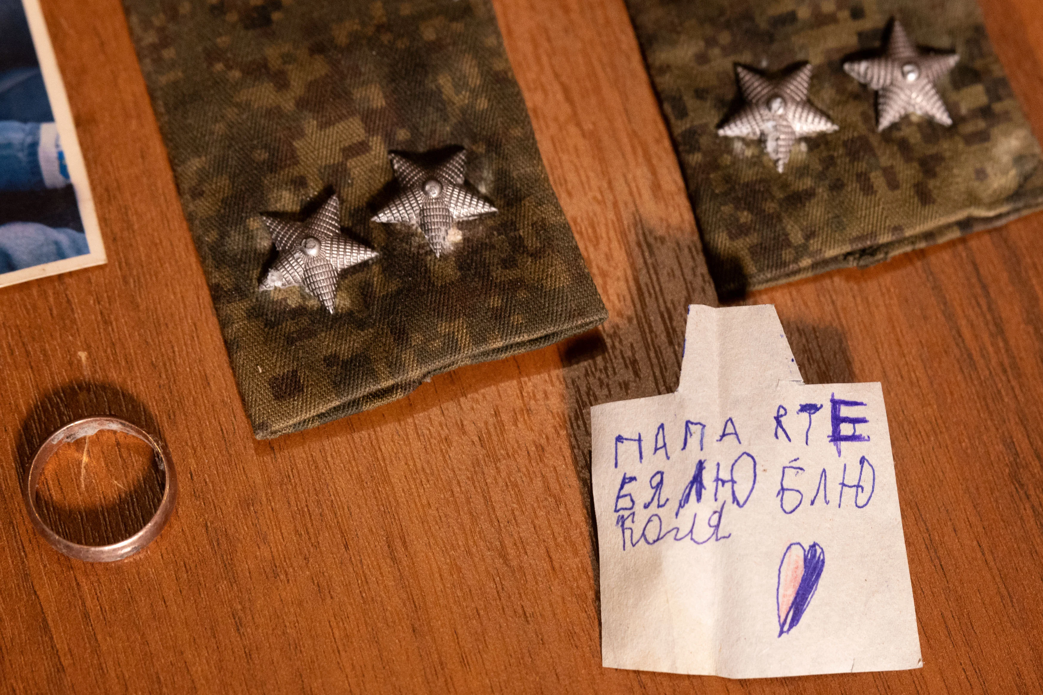 Фото: вдова Сергея Чебнева передала Музею Победы бронежилет и документы супруга 
