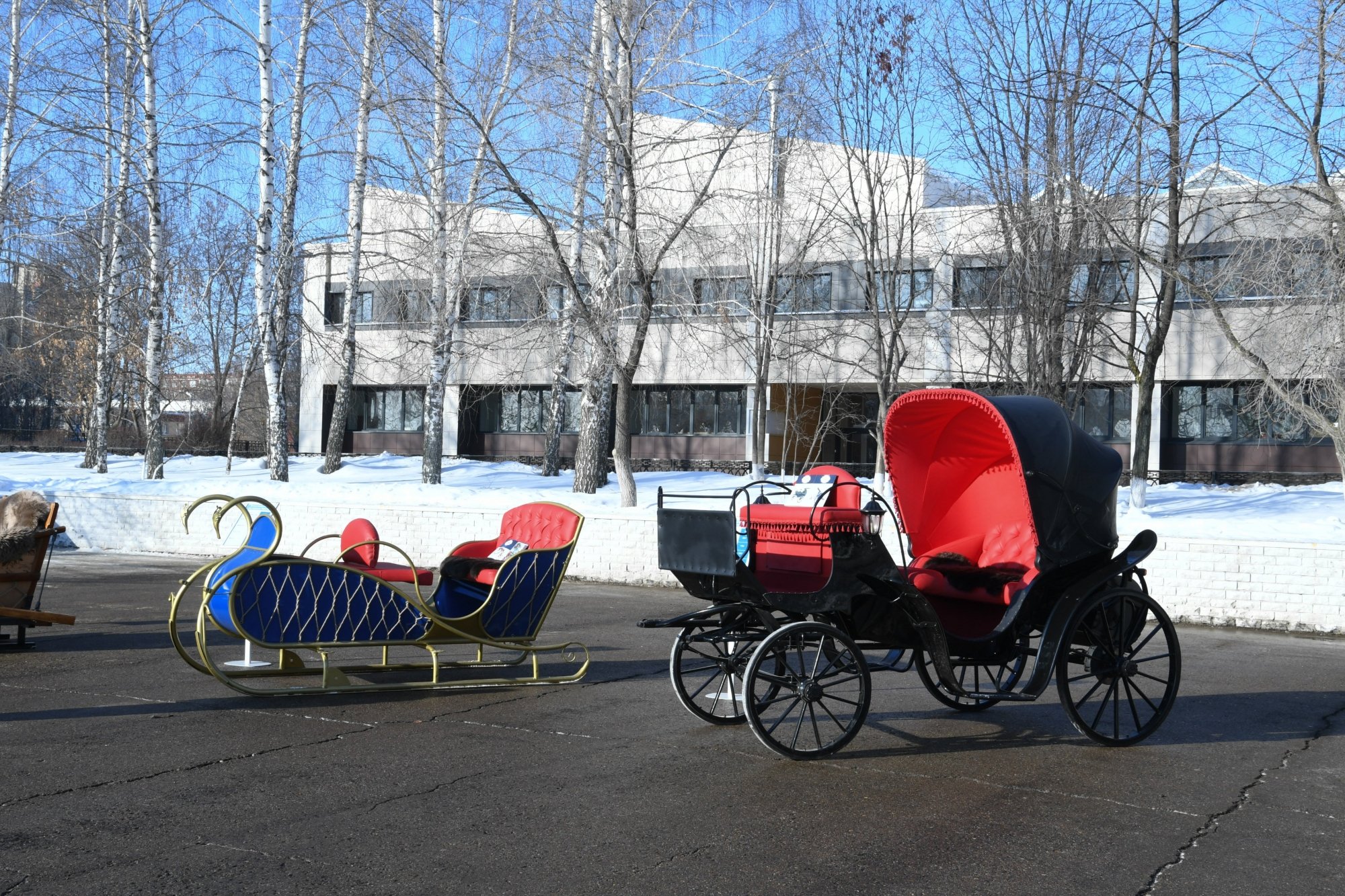Фото: Минниханову показали кареты, медицинский транспортер и электробус 