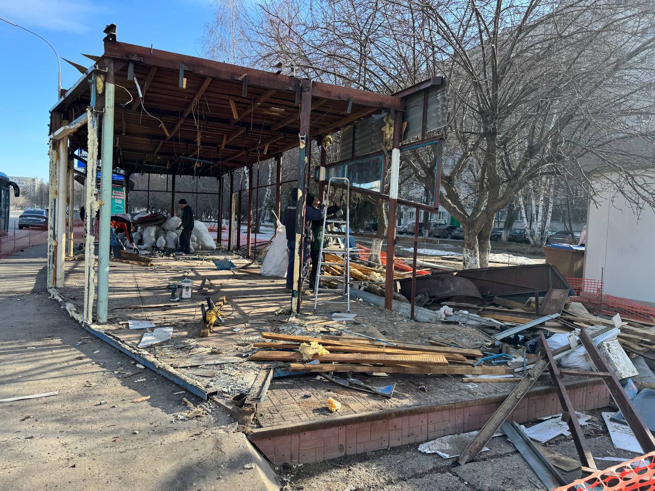 В Челнах сносят очередной «просроченный» павильон - с магазином «Планета цветов»