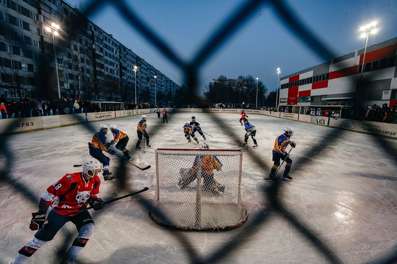 Фото: Данис Зарипов сыграл в дворовый хоккей с челнинскими детьми Фото: Данис Зарипов сыграл в дворовый хоккей с челнинскими детьми