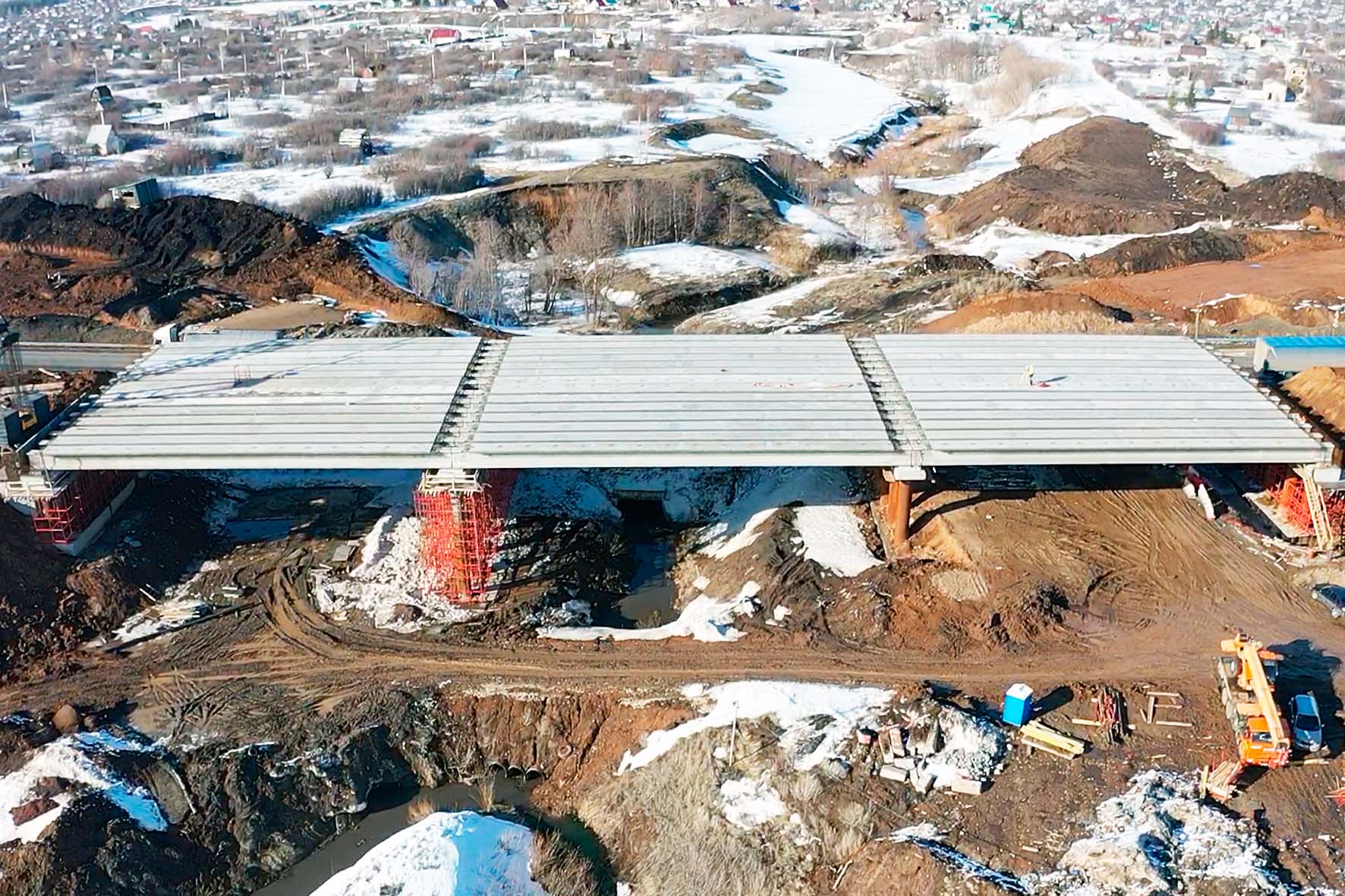 Дорожники показали, как монтируют новый мост на выезде из Челнов 