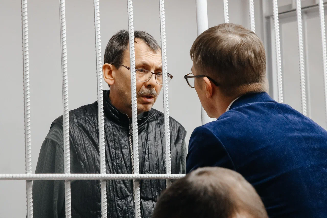 «Они утверждают, что я проставил оценки по предметам, которые никогда не преподавал. Физкультура, информатика...» 