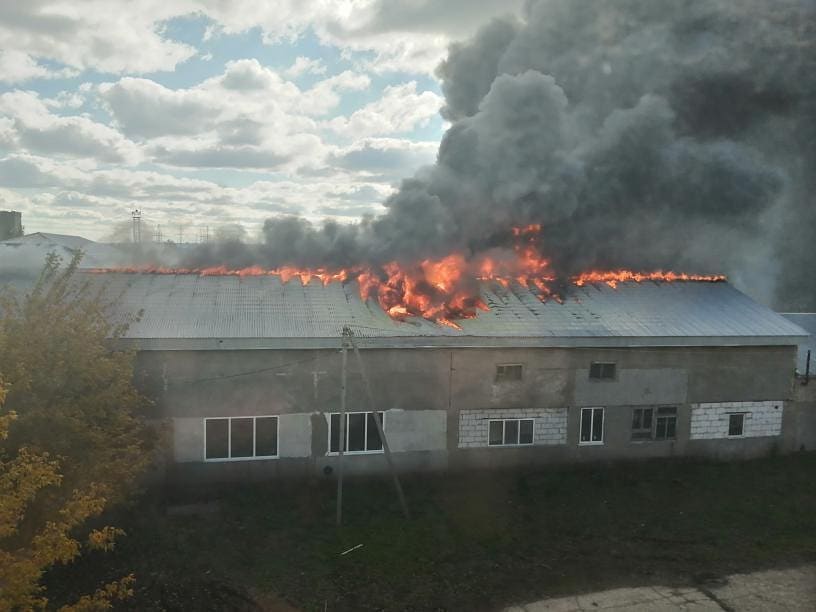 В промзоне Челнов крупный пожар (фото)