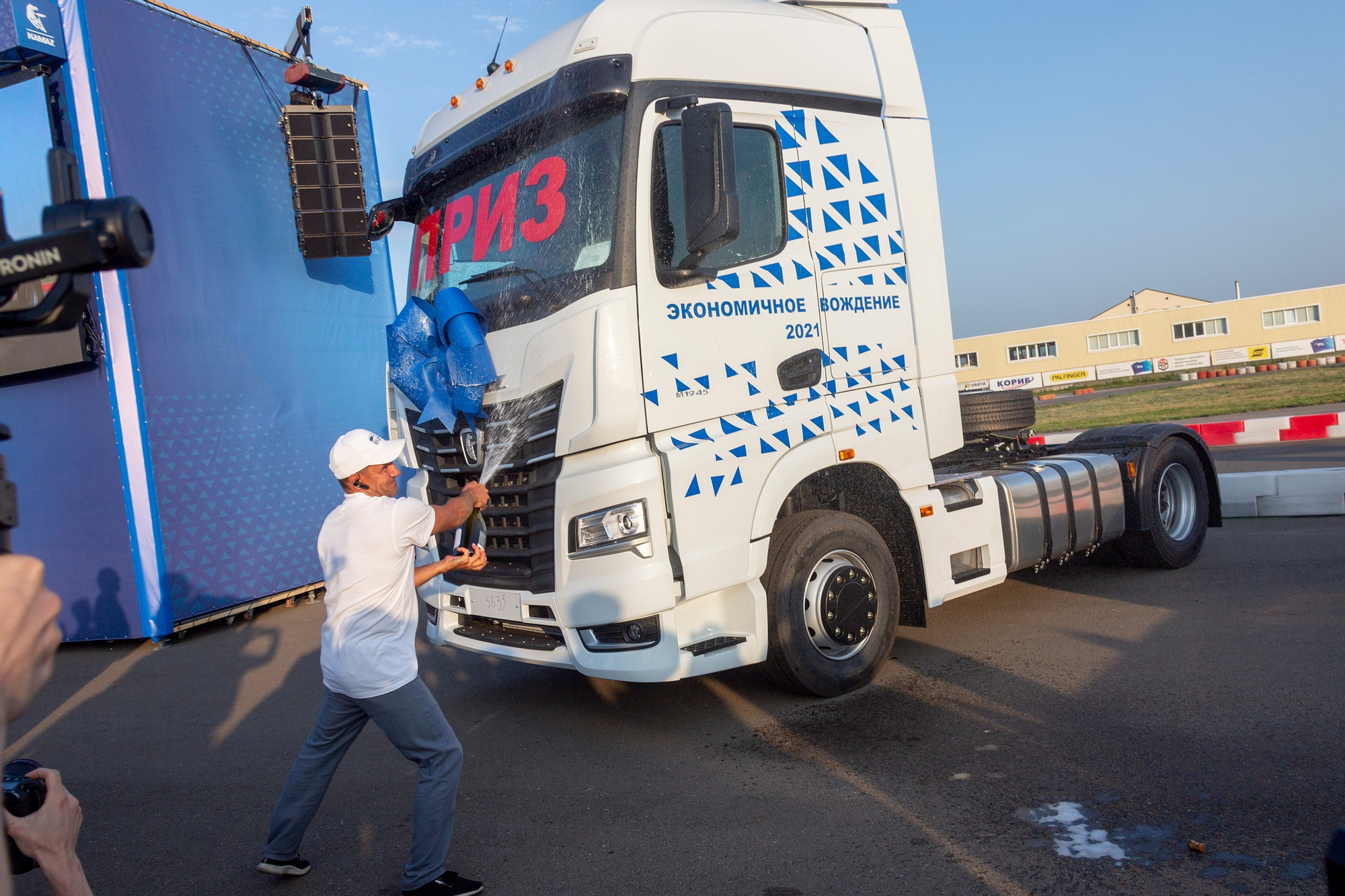 Челнинец получил от «КАМАЗа» новую LADA за экономичное вождение тягача  19.08.2021