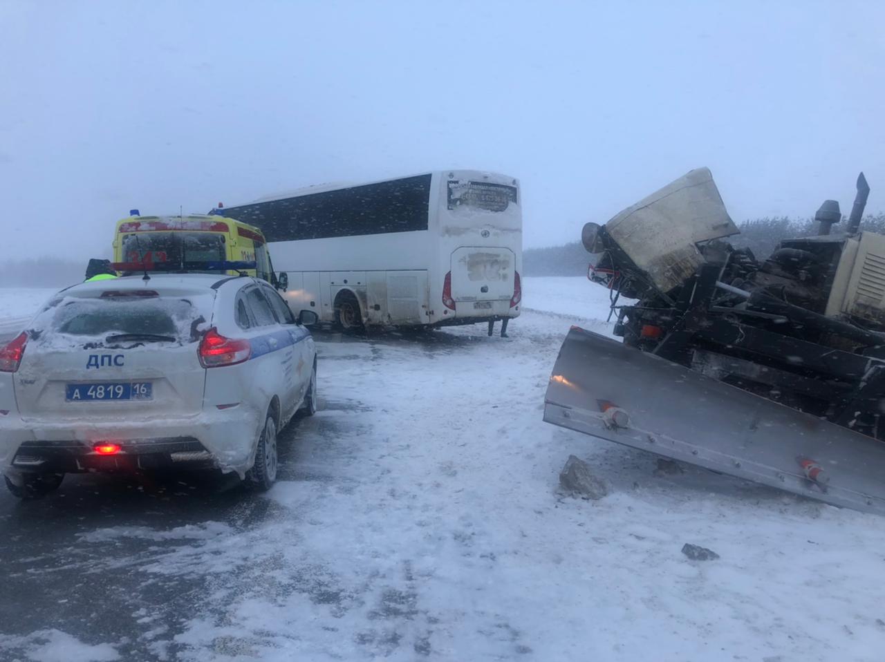 Автобус с челнинскими пассажирами влетел в снегоуборщик на трассе (фото)