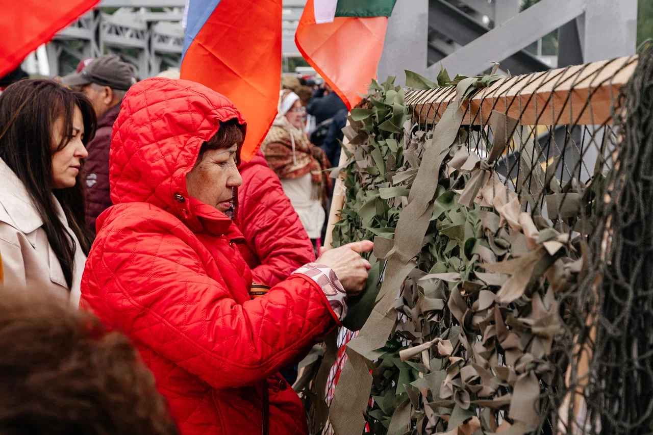 Фото: в День Победы в Челнах угощают солдатской кашей и учат плести сети