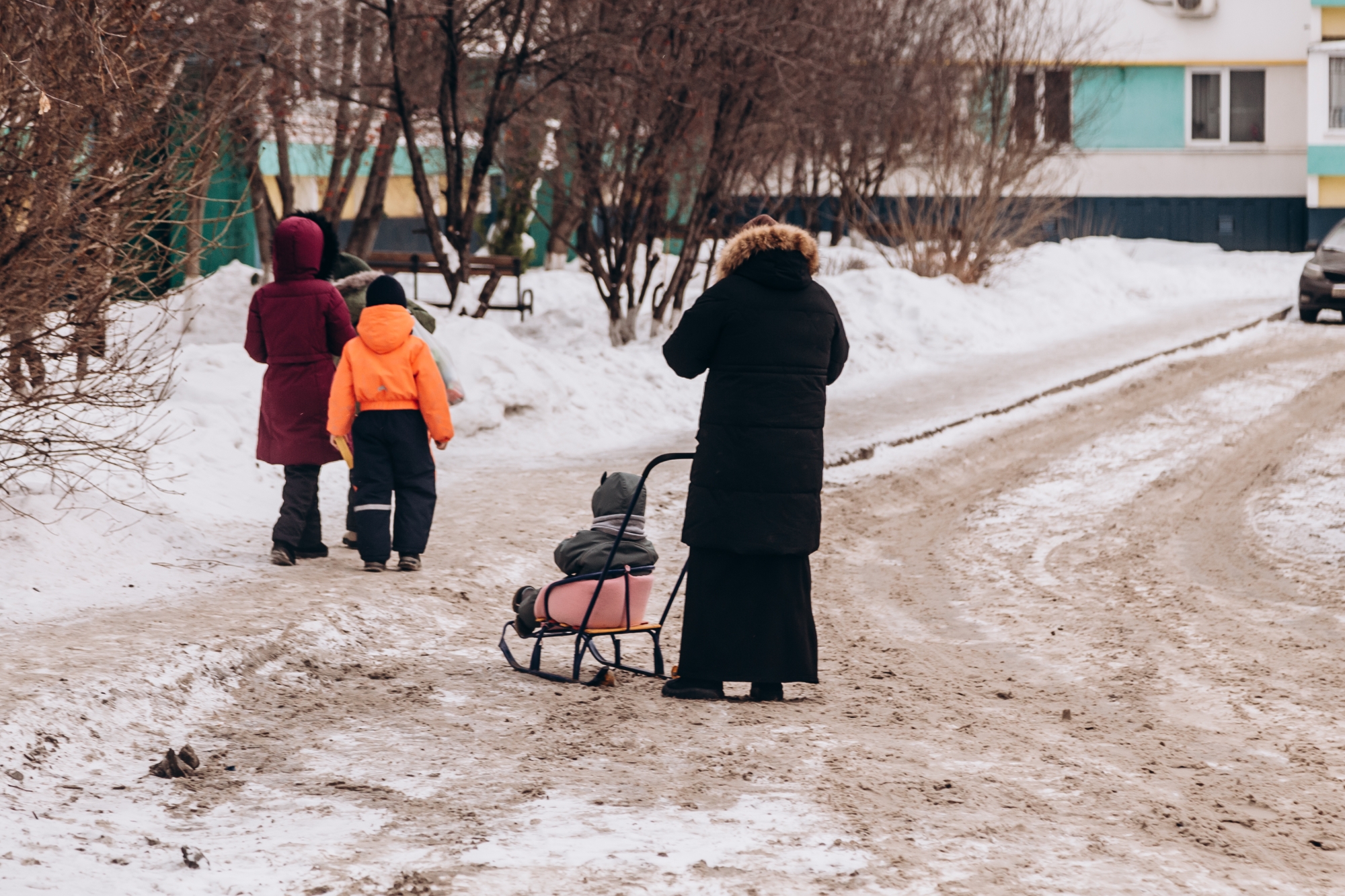 Фото: как из-за реагентов на дорогах в Челнах развели грязь 