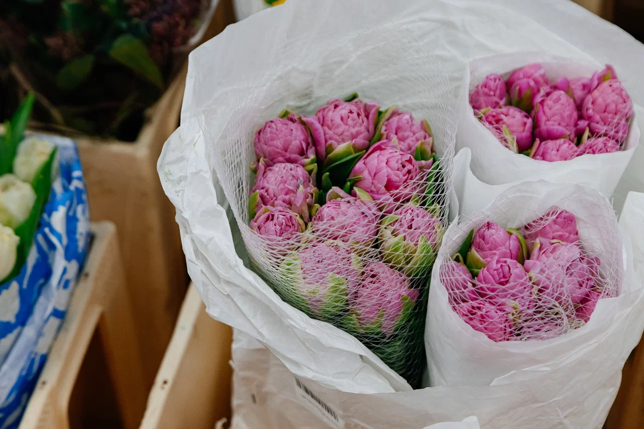 У игроков цветочного рынка ажиотаж – товар разбирают по пути на склад (фото) У игроков цветочного рынка ажиотаж – товар разбирают по пути на склад (фото)