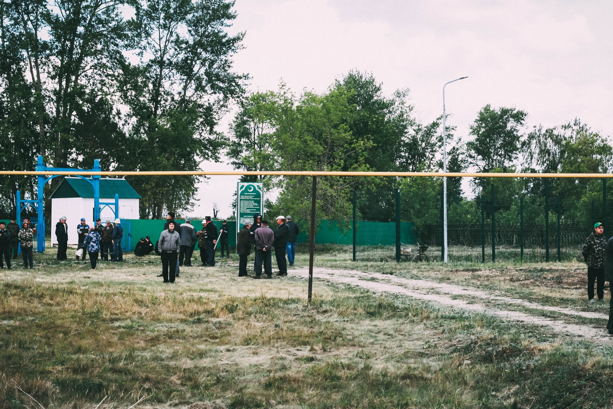 Фото: в Саитово простились с погибшей в пожаре семьей 