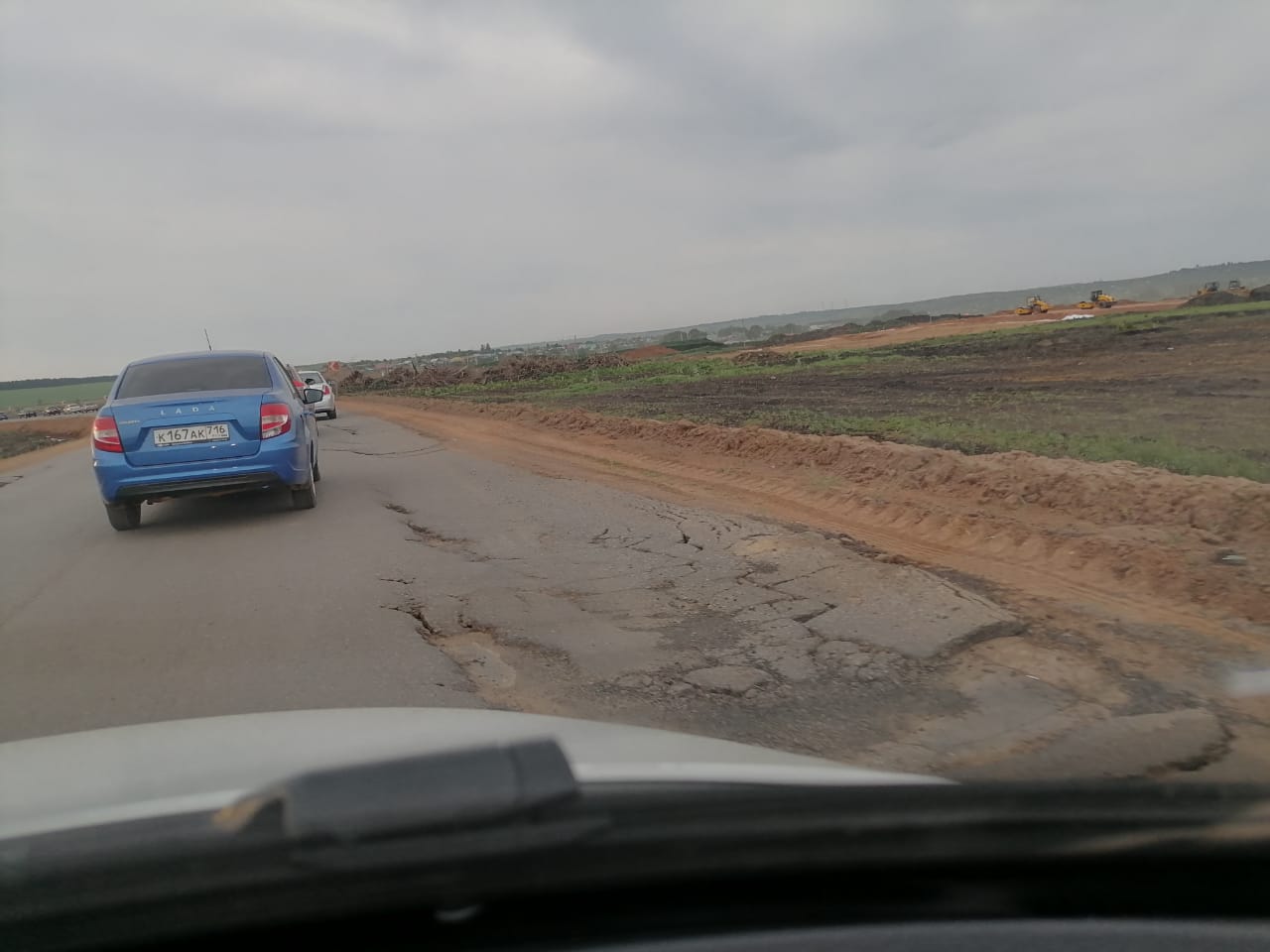 Из-за разрушенной большегрузами дороги в Тукаевском районе жители стоят в пробках