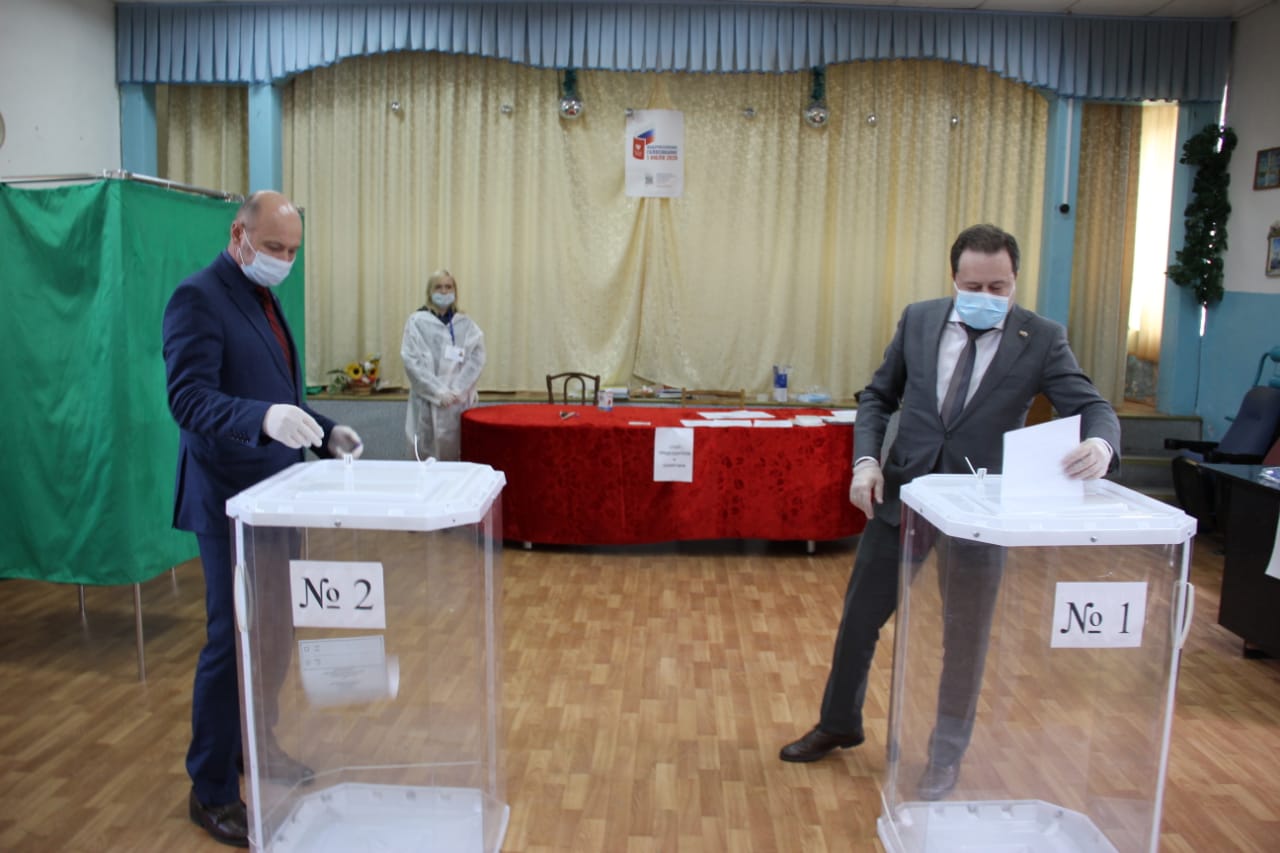 Магдеев и Камаев досрочно проголосовали по поправкам в Конституцию