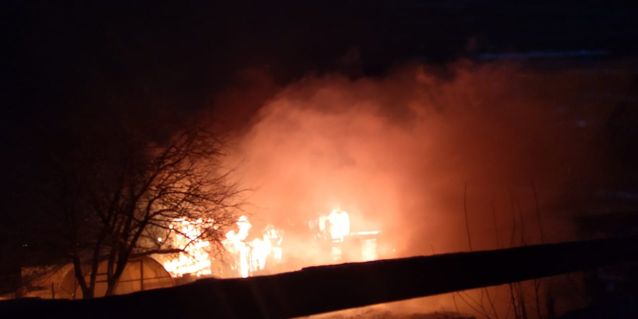 Сильный пожар едва не спалил дома в Круглом Поле (фото)