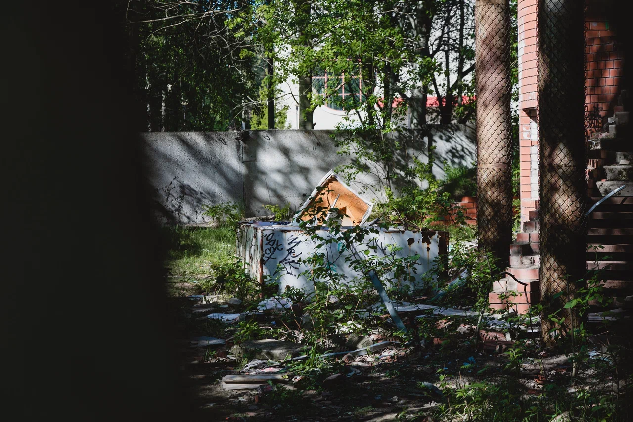 Фото: как здание, которое отдали городу под спорт, становится опасным долгостроем