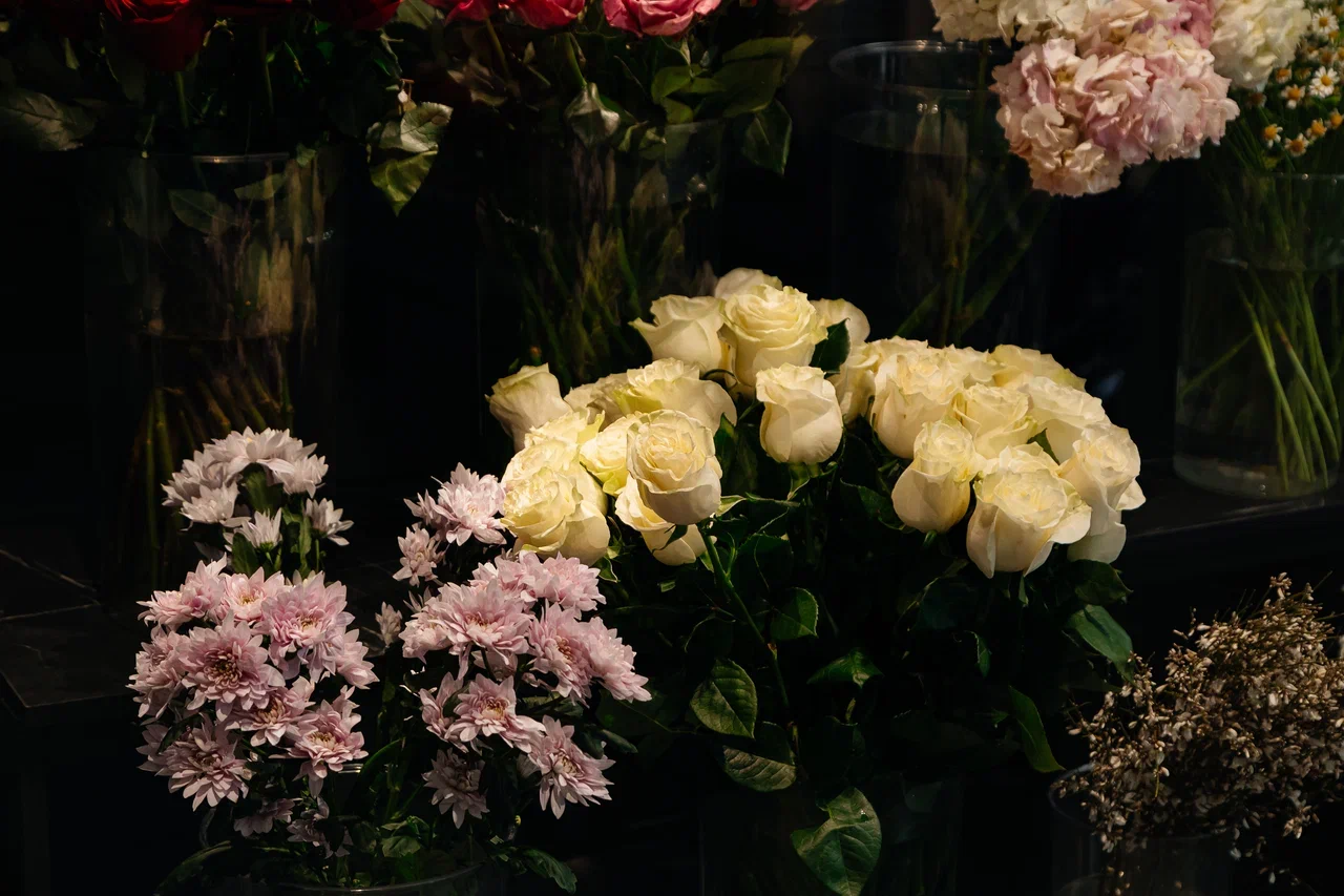 У игроков цветочного рынка ажиотаж – товар разбирают по пути на склад (фото) У игроков цветочного рынка ажиотаж – товар разбирают по пути на склад (фото)