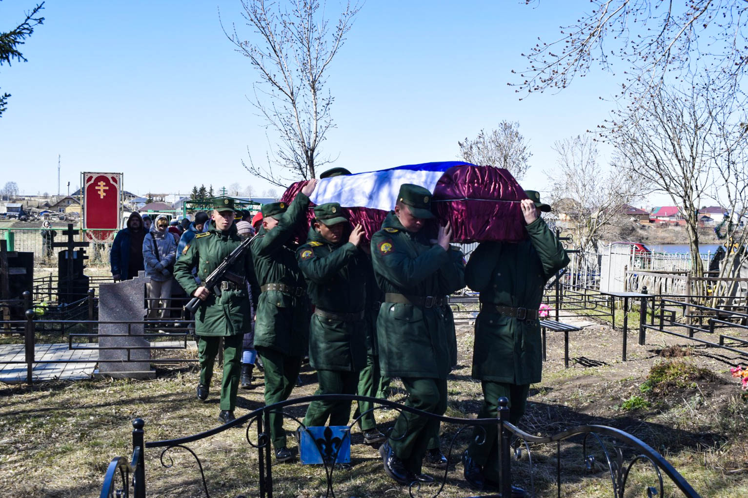В Тукаевском районе похоронили бойцов, которые погибли в спецоперации (фото)