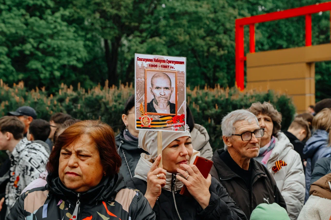 В Челнах почтили память 12 героев, чьи бюсты установлены в парке Победы (фото)