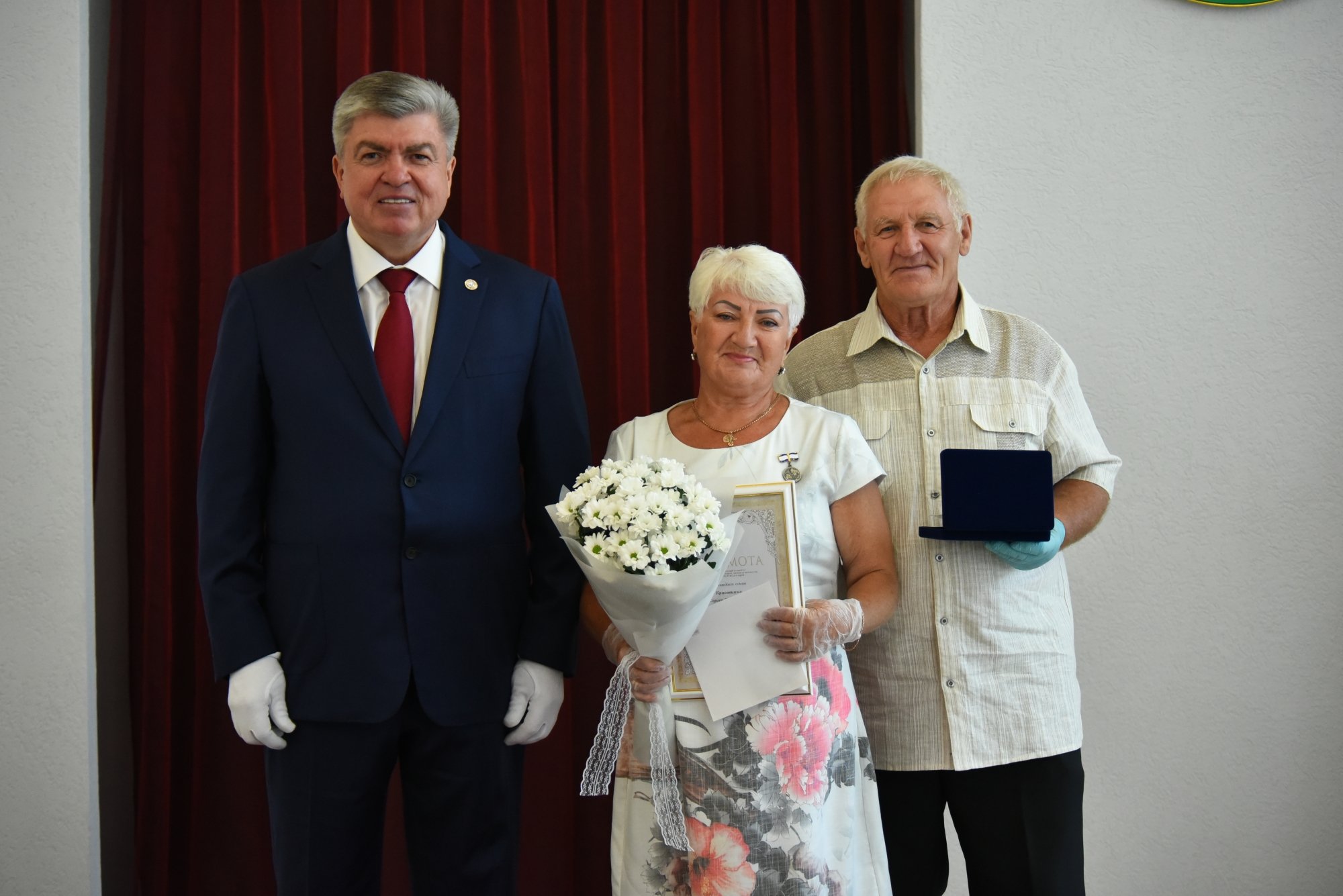 Восемь челнинских семей награждены медалью «За любовь и верность»