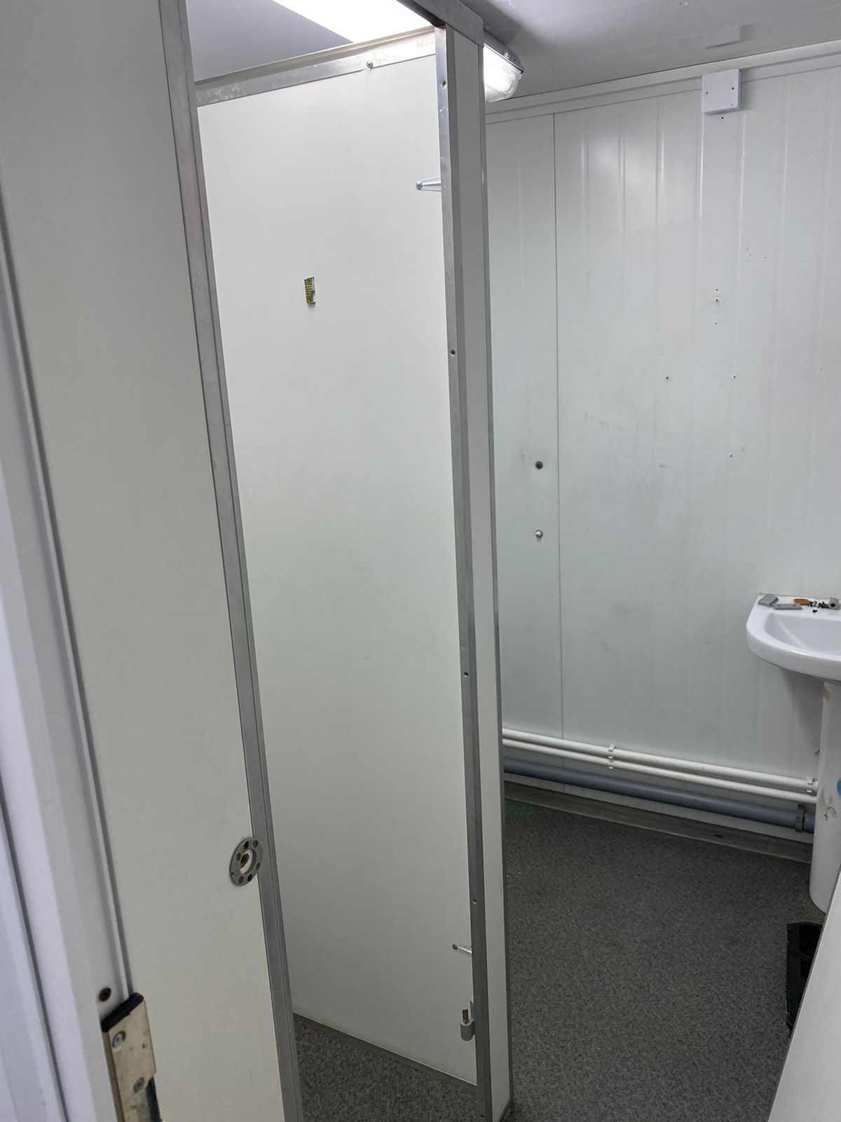 Вандалы громят новые общественные туалеты в Челнах (фото)