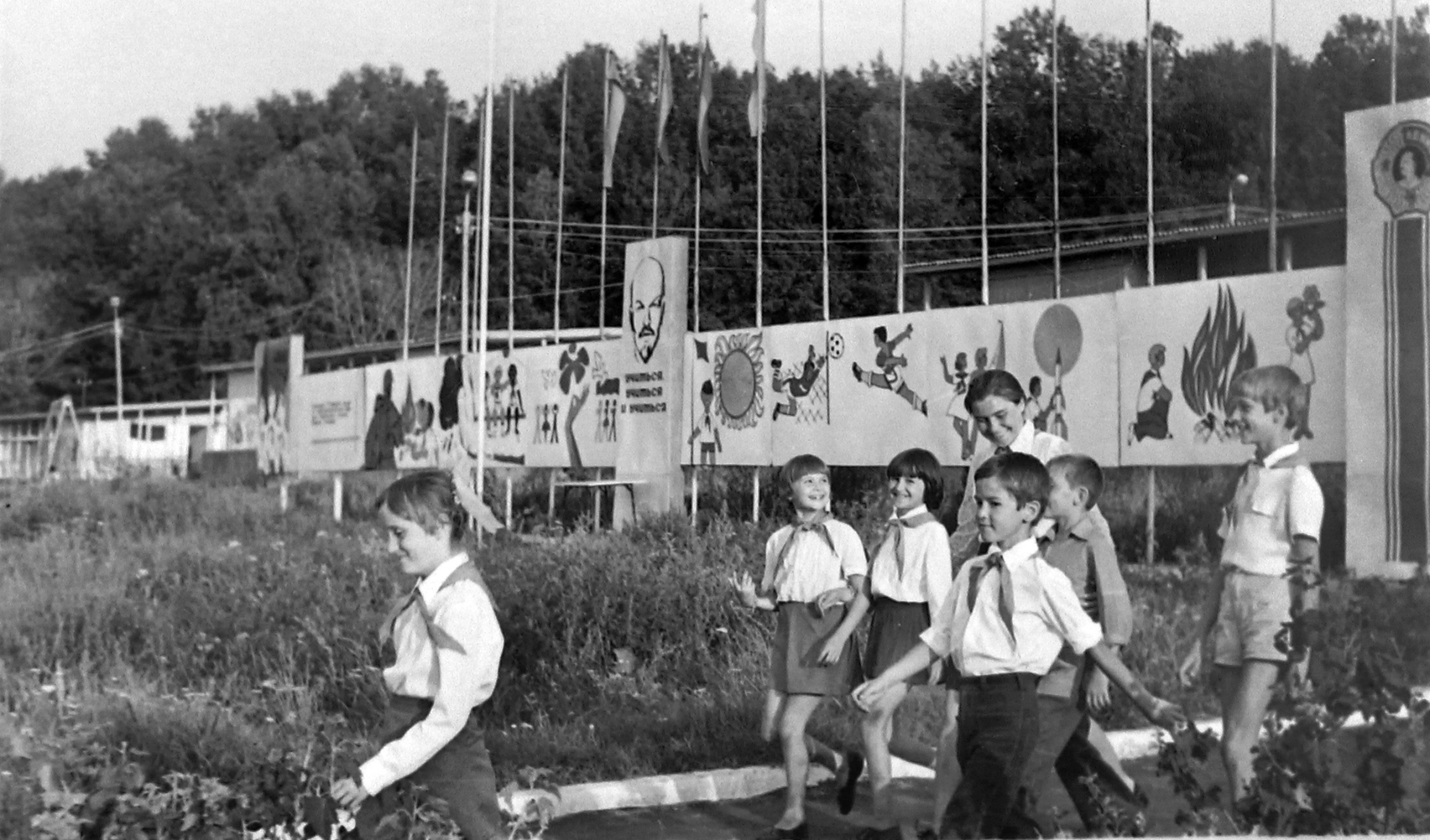 Челнинские пионеры и «вечный вожак» Роза Хусаинова в архивах Николая Туганова
