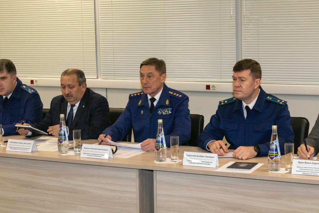 Заместитель генпрокурора РФ провел встречу с камазовцами на производстве