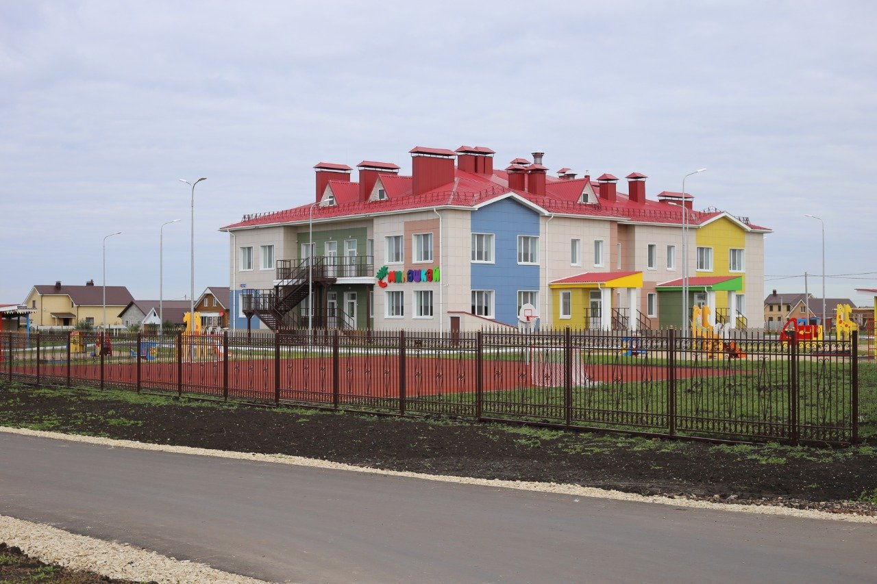 Василь Шайхразиев оценил новые объекты в Тукаевском и поля Фардиева (фото)