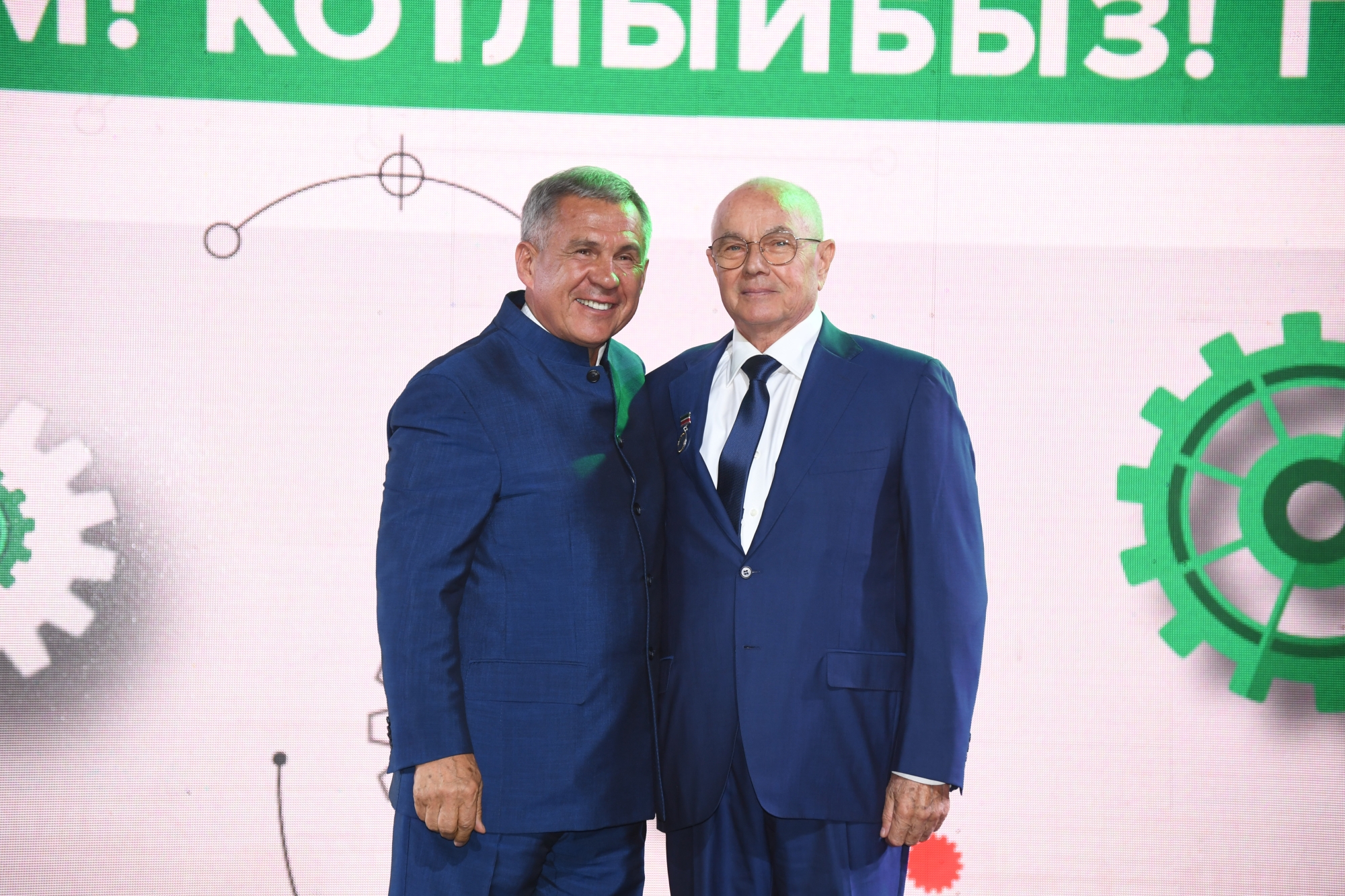 Рустам Минниханов обратился к работникам машиностроительного комплекса
