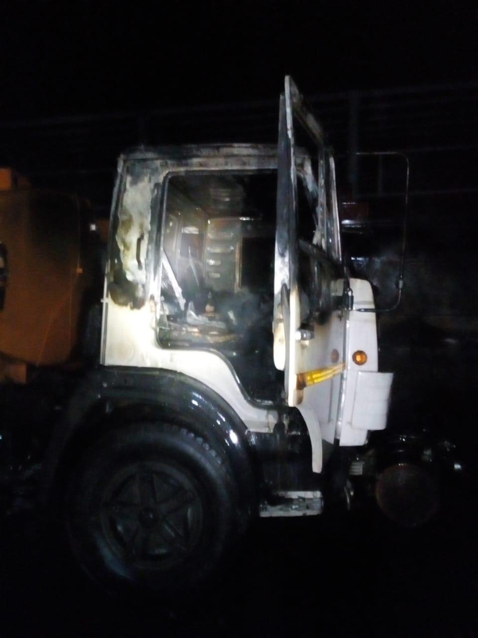В Челнах на АЗС загорелся бензовоз, пострадал водитель. Фото