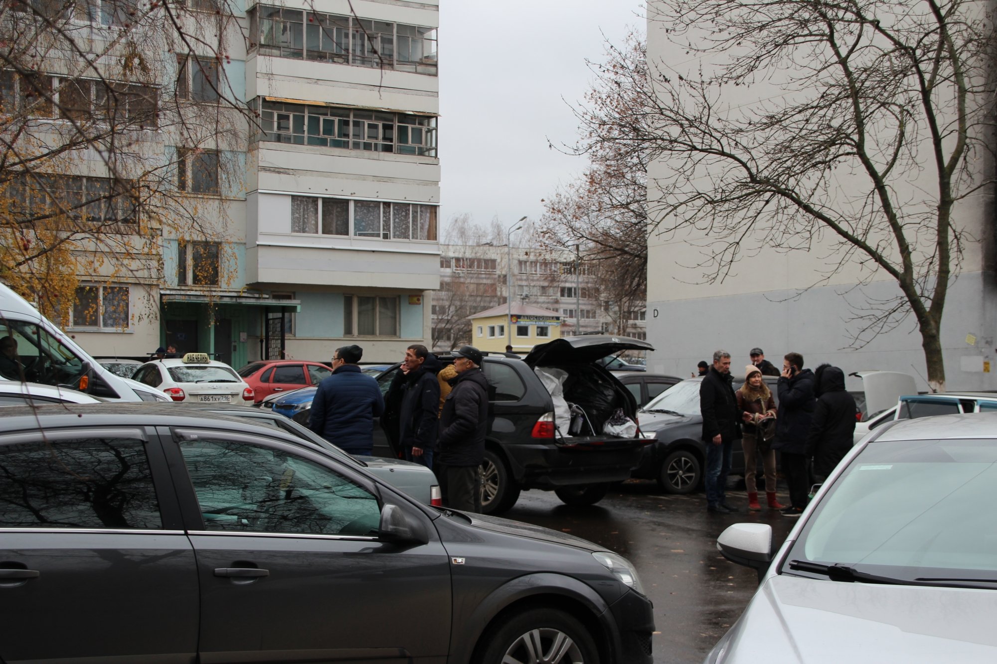 Третий день после трагедии в 48/20: людей пустили в разрушенный подъезд. Фото 
