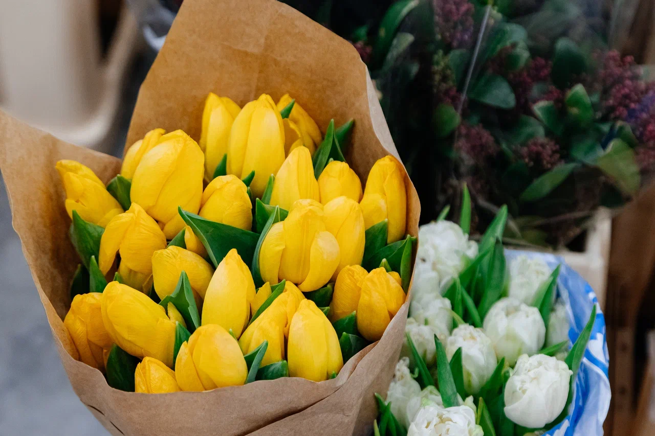 У игроков цветочного рынка ажиотаж – товар разбирают по пути на склад (фото) У игроков цветочного рынка ажиотаж – товар разбирают по пути на склад (фото)