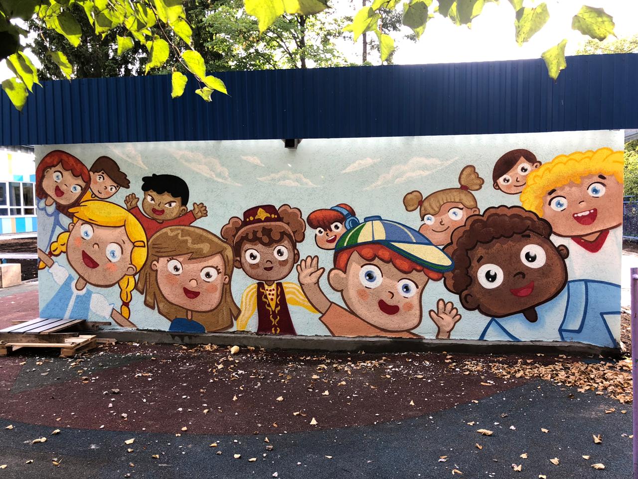 «Решили сделать подарок детям» – компания «Спецпокрытие» украсила граффити стены садиков (фото)