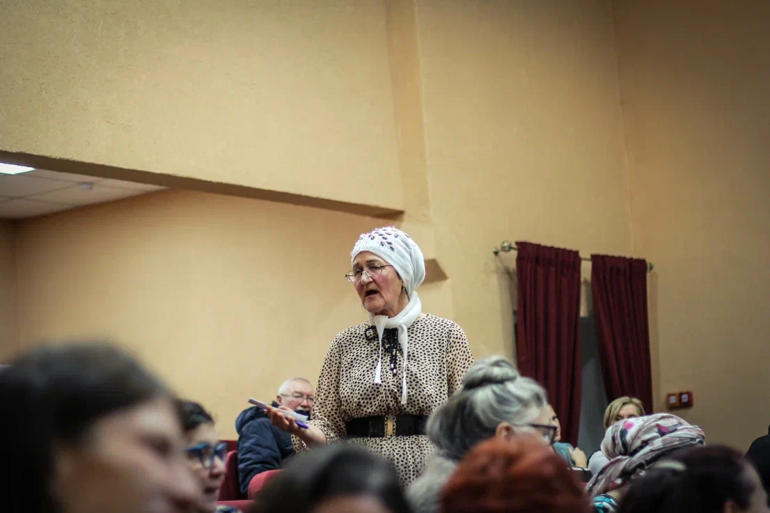 «Трава не кошена? Дак скосите сами! Физкультура вам будет! Господи, косу не могут в руки взять!»