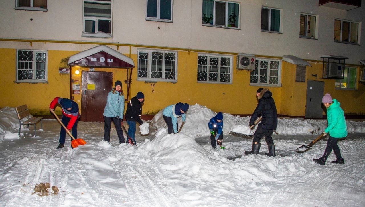 Муллин показал, как жители Нижнекамска сами вышли чистить снег (фото)