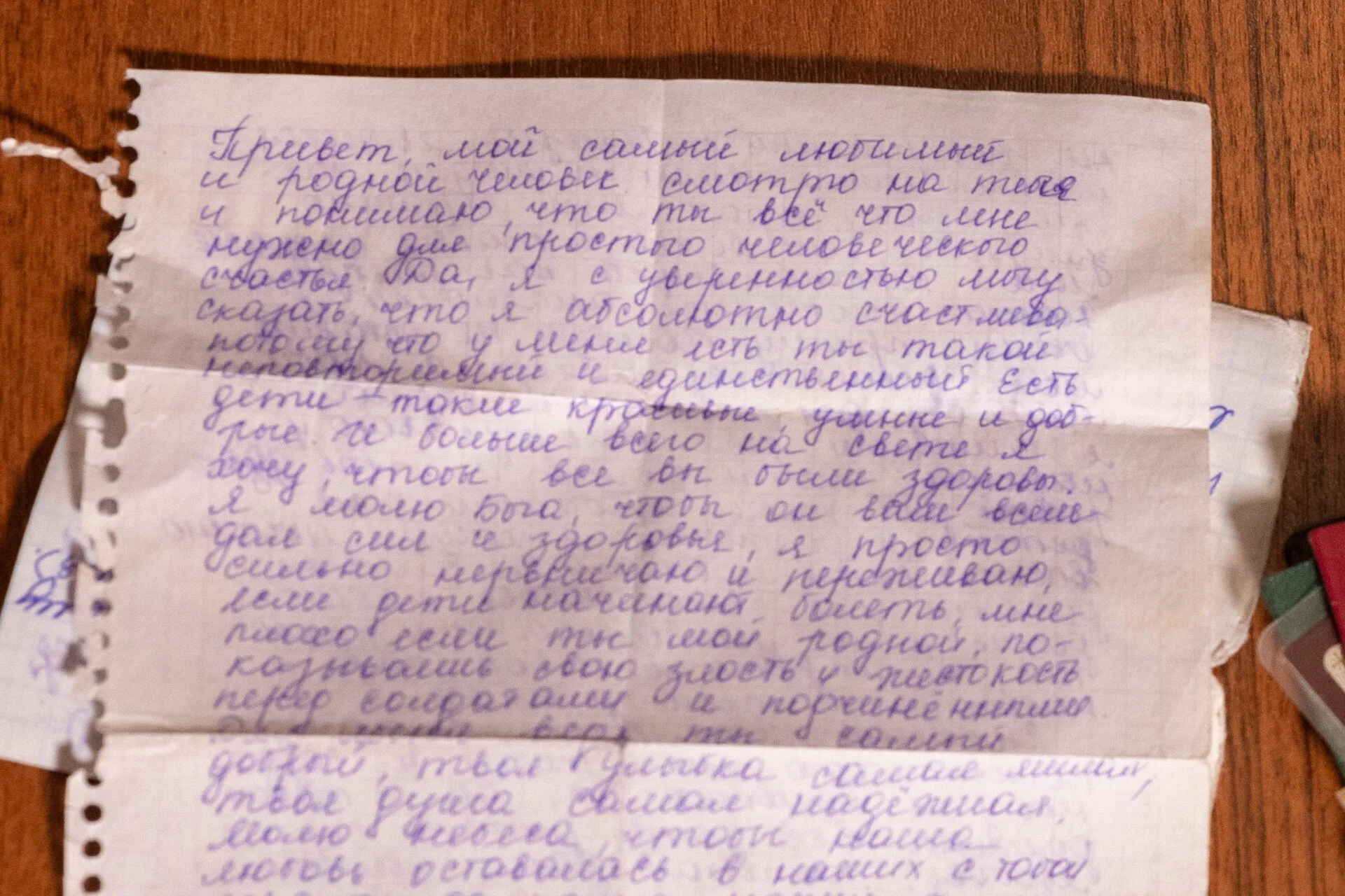 Фото: вдова Сергея Чебнева передала Музею Победы бронежилет и документы супруга 