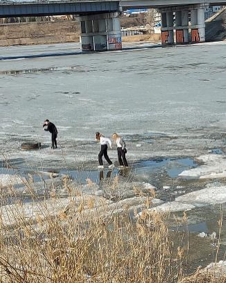 МЧС: на Мелекеске девочка-подросток провалилась под лед (видео)