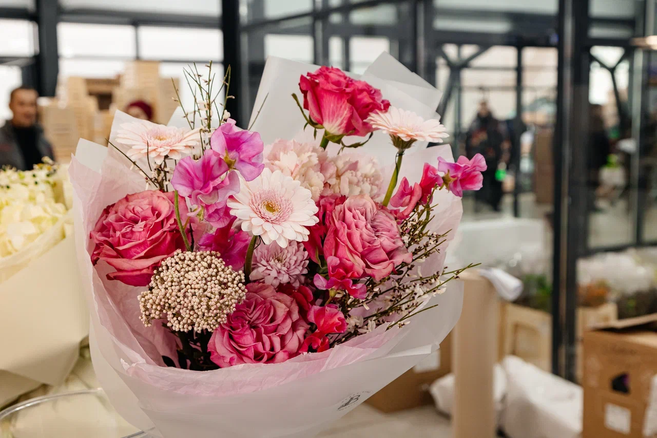 У игроков цветочного рынка ажиотаж – товар разбирают по пути на склад (фото) У игроков цветочного рынка ажиотаж – товар разбирают по пути на склад (фото)