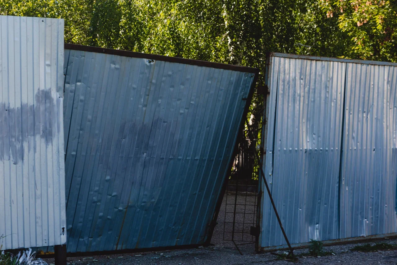 Фото: как здание, которое отдали городу под спорт, становится опасным долгостроем