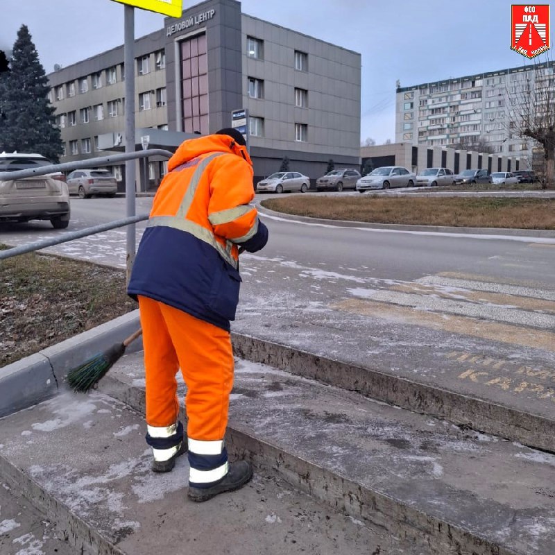 Дорожники вышли на уборку снега с городских дорог – метут и поливают 