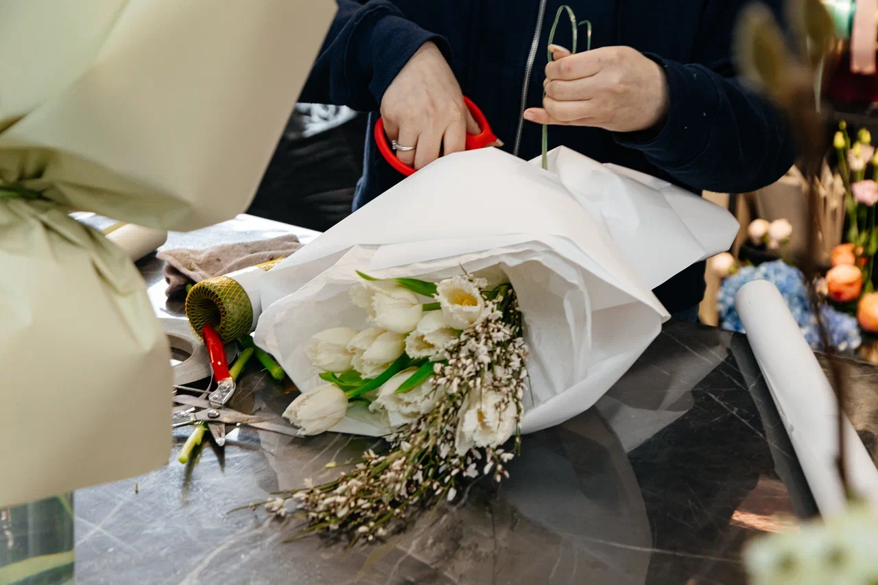 У игроков цветочного рынка ажиотаж – товар разбирают по пути на склад (фото) У игроков цветочного рынка ажиотаж – товар разбирают по пути на склад (фото)