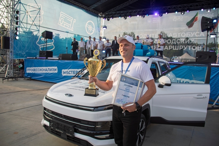 Челнинец стал лучшим водителем автобуса и получил «Москвич»