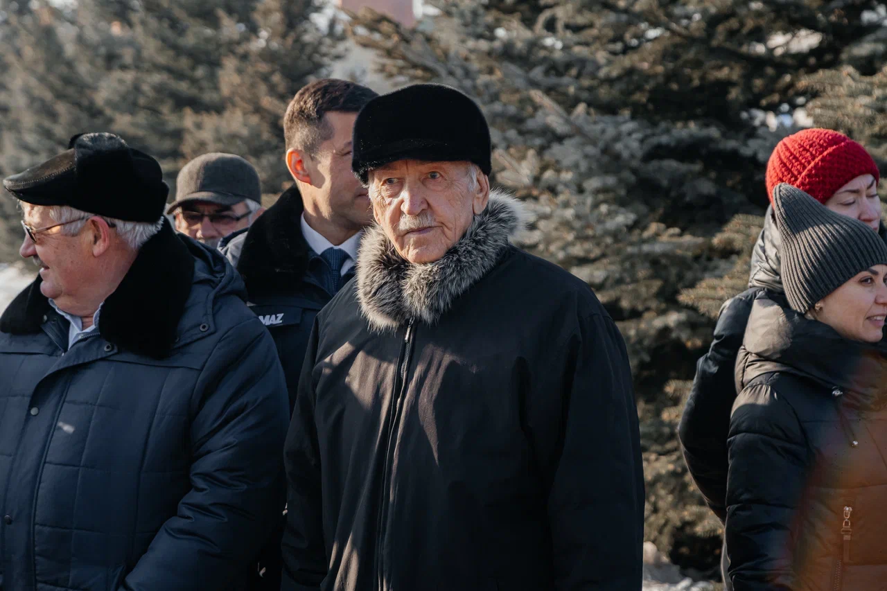 В Челнах возложили цветы в честь первого гендиректора «КАМАЗа» Васильева (фото)