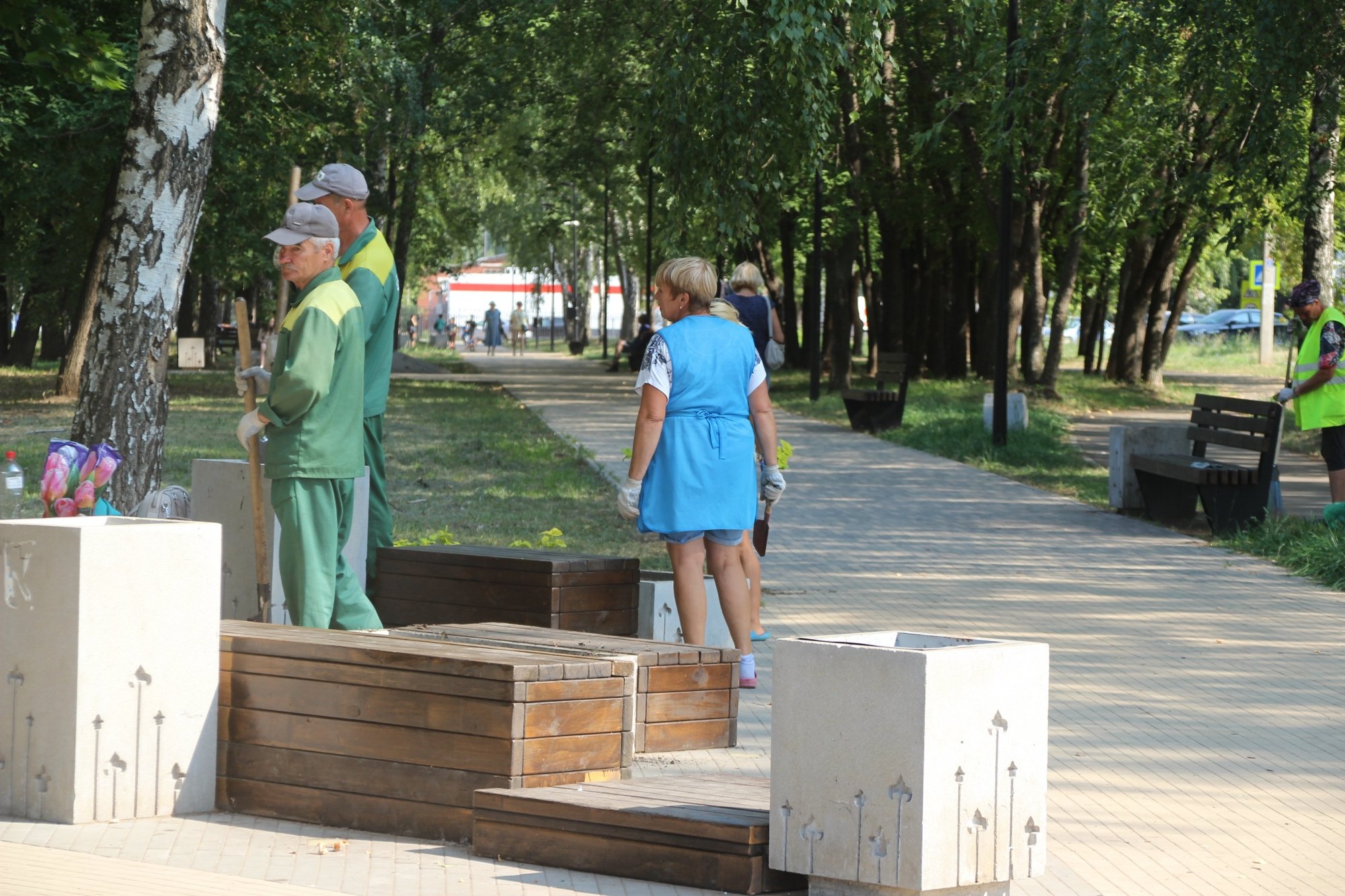 Фото: чиновников отправили прибираться в парках Челнов   