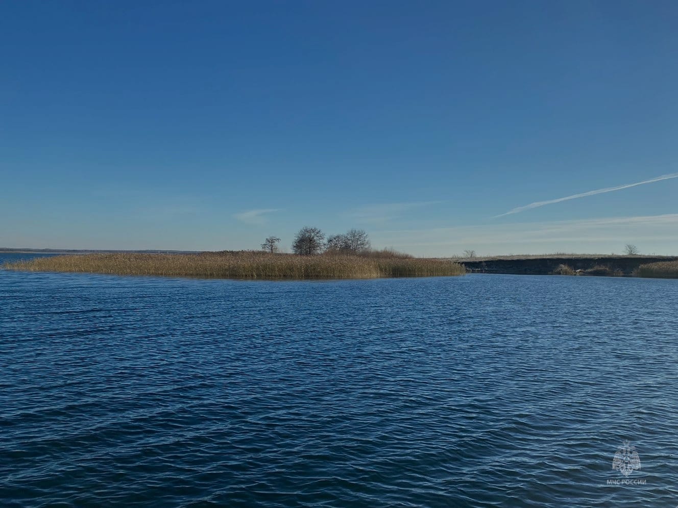 Водолазы осмотрели 10 километров дна реки Ик в поисках пропавших рыбаков